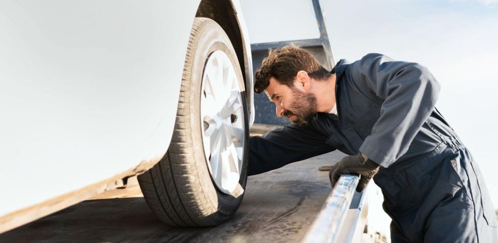 صدای تق تق هنگام دور زدن چیست؟ علتها و راههای رفع آن